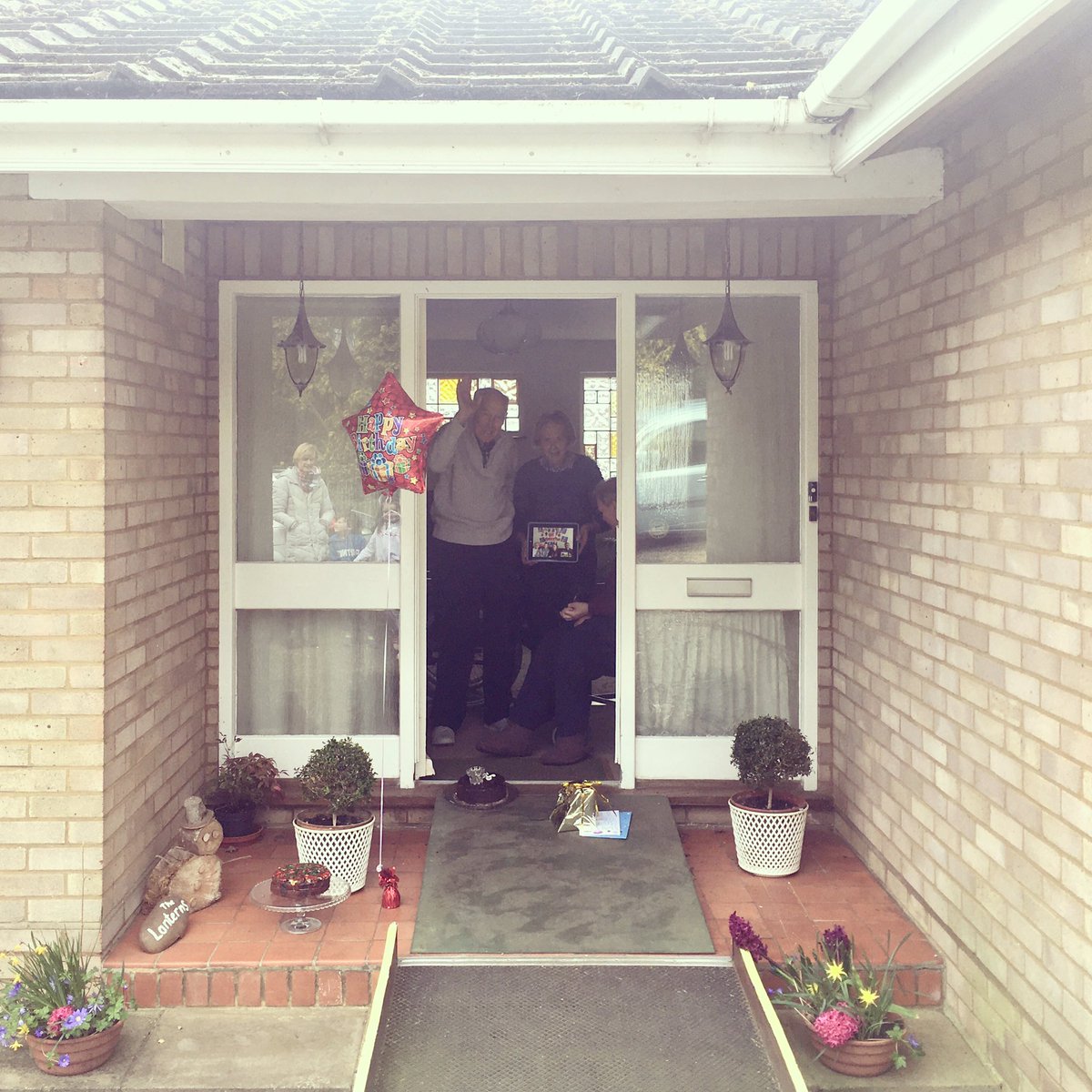 Chronicle_DS's tweet photo. How many others are having to celebrate birthdays at a distance? (Happy 85th Birthday Dad!) 👍🎂#doorstepbirthday https://t.co/NR2POF4KTA