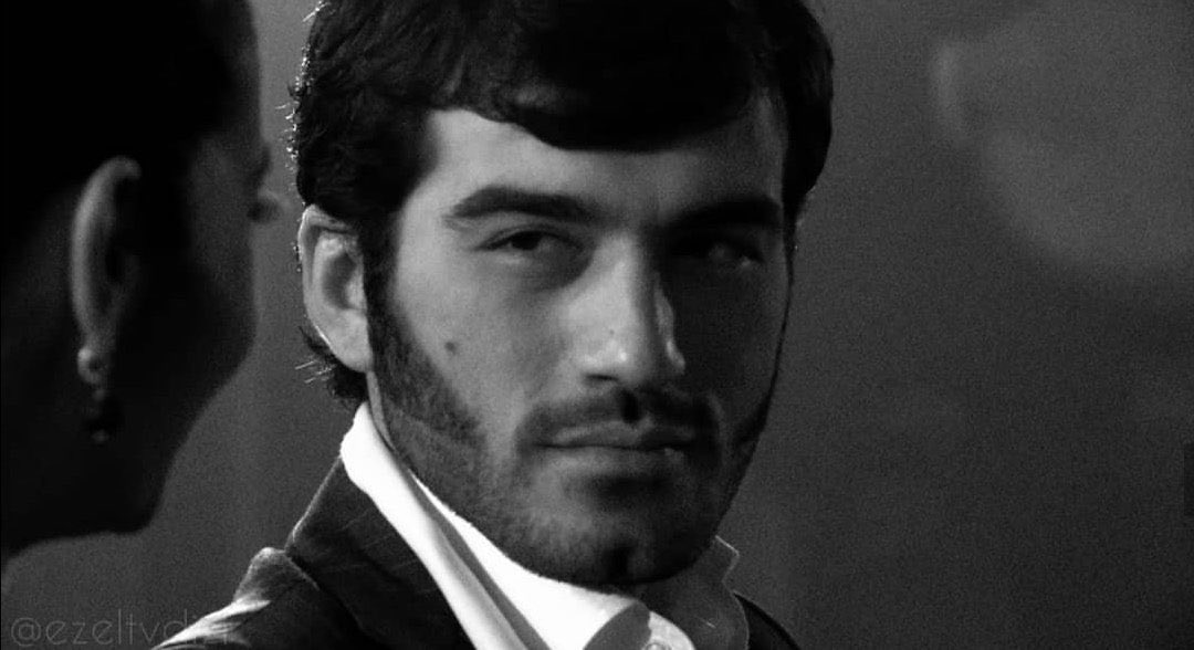 Delikanlı adam belki süslü cümleler kuramaz ama sevdiğine güzel bakar.