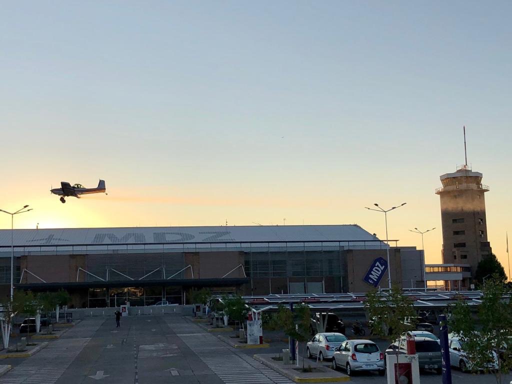 AEROTEC1's tweet photo. Esta mañana, estuvimos trabajando en la desinfeccion del Aeropuerto Internacional de Mendoza #COVID19  @aa2000oficial https://t.co/GEVhFtrg5n
