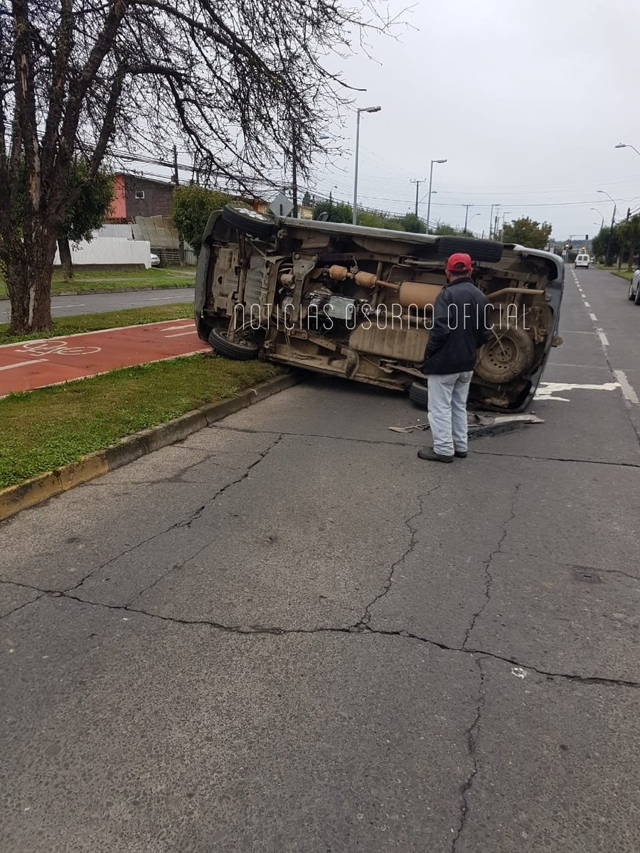 OsornoOficial's tweet photo. HACE INSTANTES
#Osorno
Bomberos concurre a Hermanos Philippe y Zenteno por colisión vehicular.
1ra y 5ta compañía
#Preinforme
De la emergencia se trata de colisión vehicular entre 2 vehículos menores con posterior volcamiento 2 personas lesionadas. https://t.co/8BYnqYjMrw