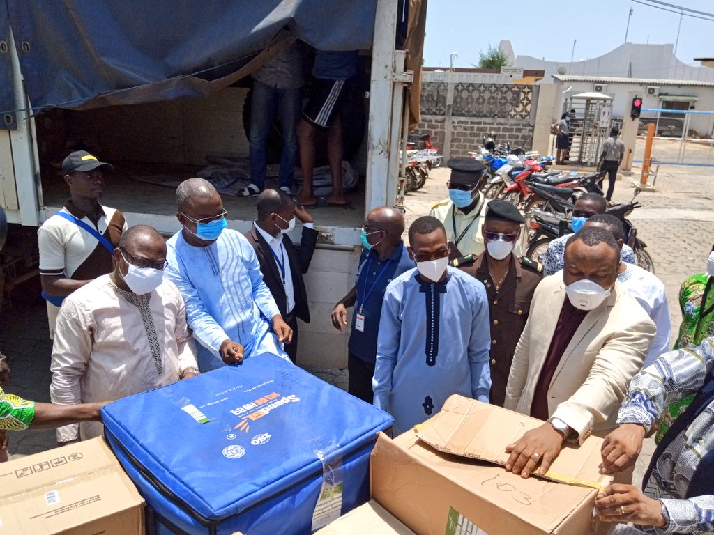 gouvbenin's tweet photo. Réception par le #MS Benjamin HOUNKPATIN de dons de la fondation Jack Ma destiné au Bénin dans le cadre de la lutte contre le #COVID19BJ. Le don est composé de 20 000 kits de dépistage, 100 000 masques faciaux et 1 000 uniformes médicaux de protection avec écrans faciaux. https://t.co/qExJdwz6DC