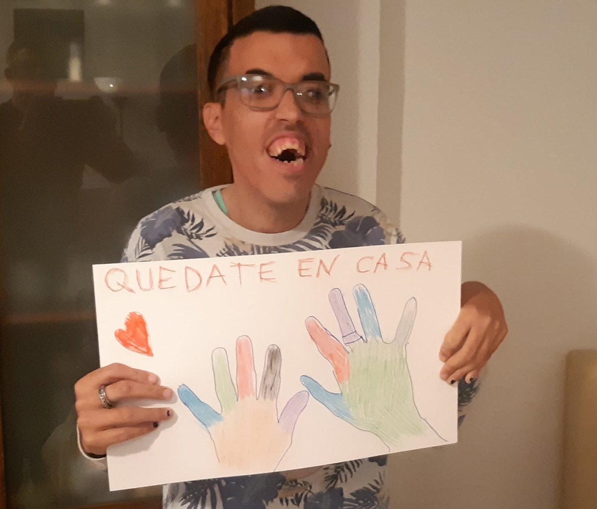 aprodisquart's tweet photo. Buenas tardes familia 💜 ¿cómo lleváis la cuarentena? Desde Aprodis os seguimos mandando mensajes positivos y llenos de fuerza para superar estos tiempos 💪 Hoy es Carlos quien nos manda su energía y su positividad 🍀

#quedateencasa #aprodis #energiapositiva https://t.co/lm1dJlN7Ky