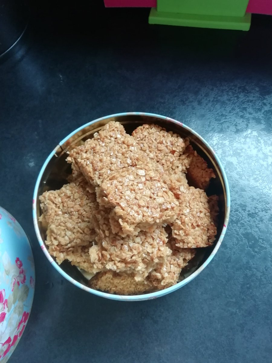CookingClublps1's tweet photo. Today I made some mini jam tarts and some flapjack. Please share any photos of any cooking you've been doing. @LPS_HFD #homemade #baking #yummytreats https://t.co/RbX5Lm6971