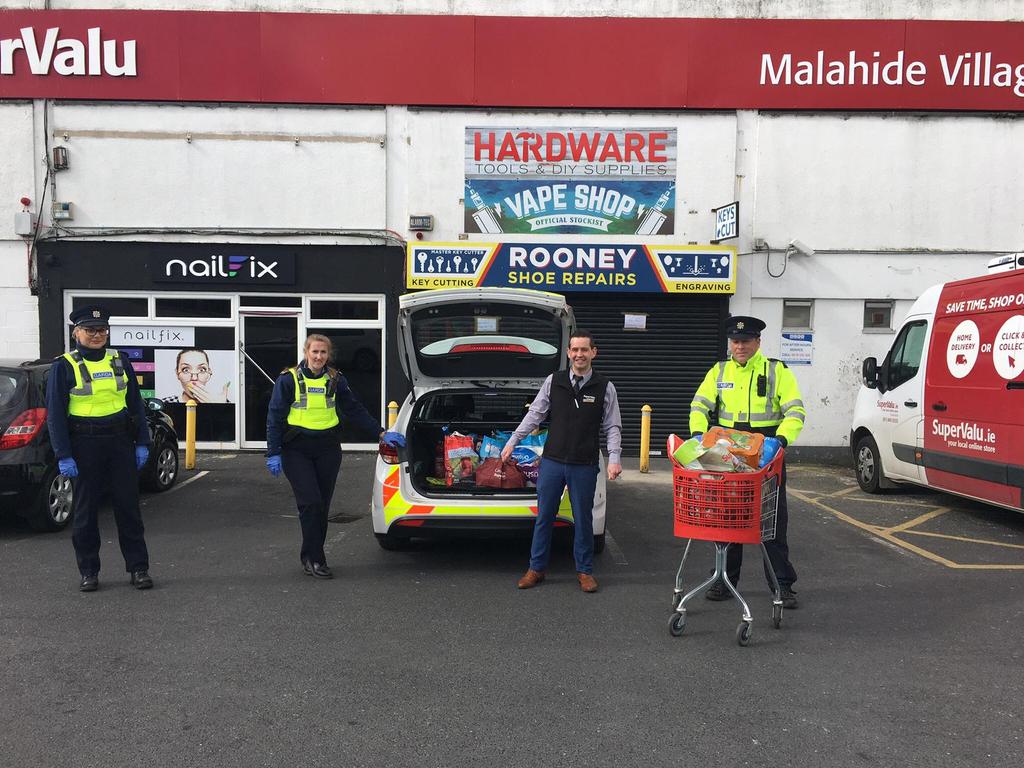 DarraghOBrienTD's tweet image. Our brilliant Gardaí helping deliver @SuperValuIRL essentials to our elderly in #Malahide. A big shout out to all our Gardaí who are working tirelessly keeping us safe during the crisis. Go raibh míle maith agaibh go léir! Táimid an-bhródúil asaibh. Very proud! @gardainfo