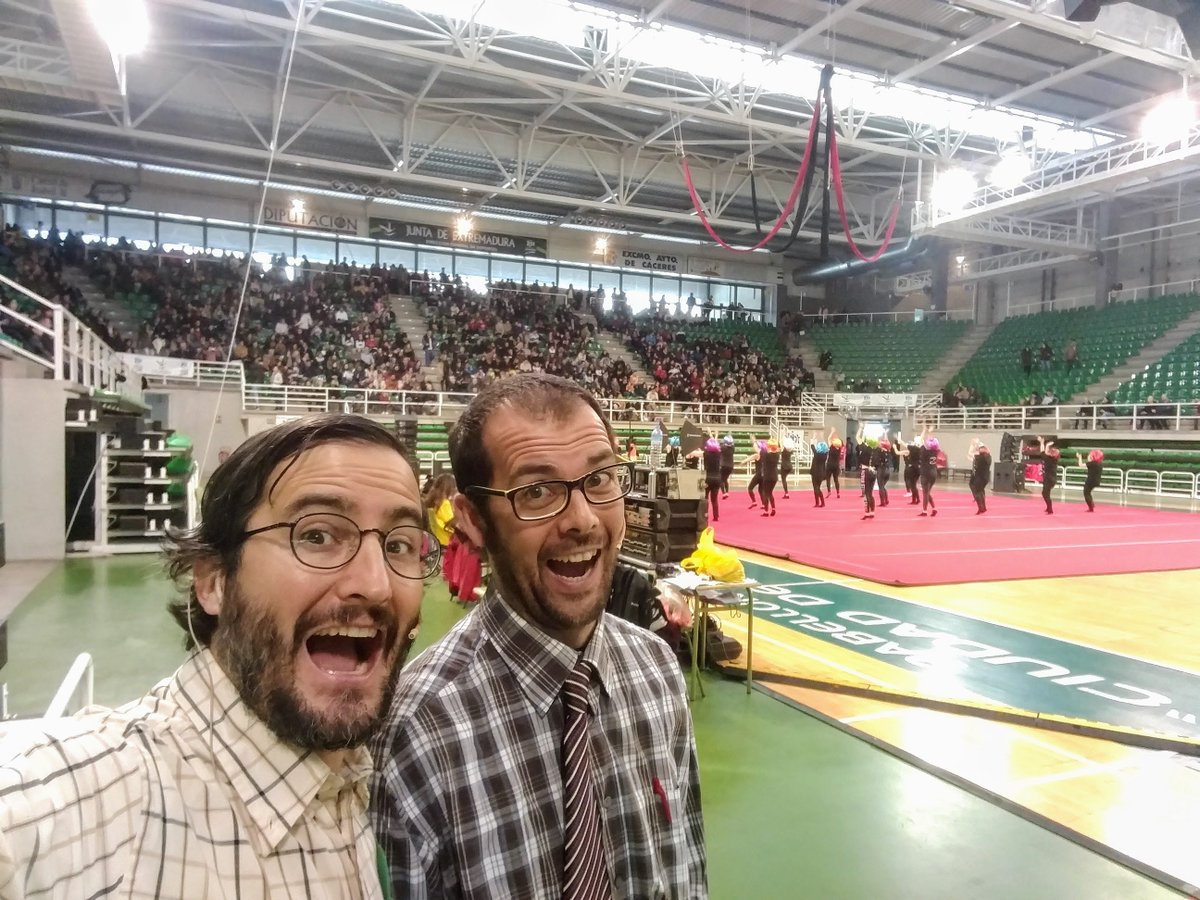 jesmuji's tweet photo. #GimnastradadeExtremadura Presentadores Gimnastrada 2018 😋😌😌😋 https://t.co/om671EqtaE