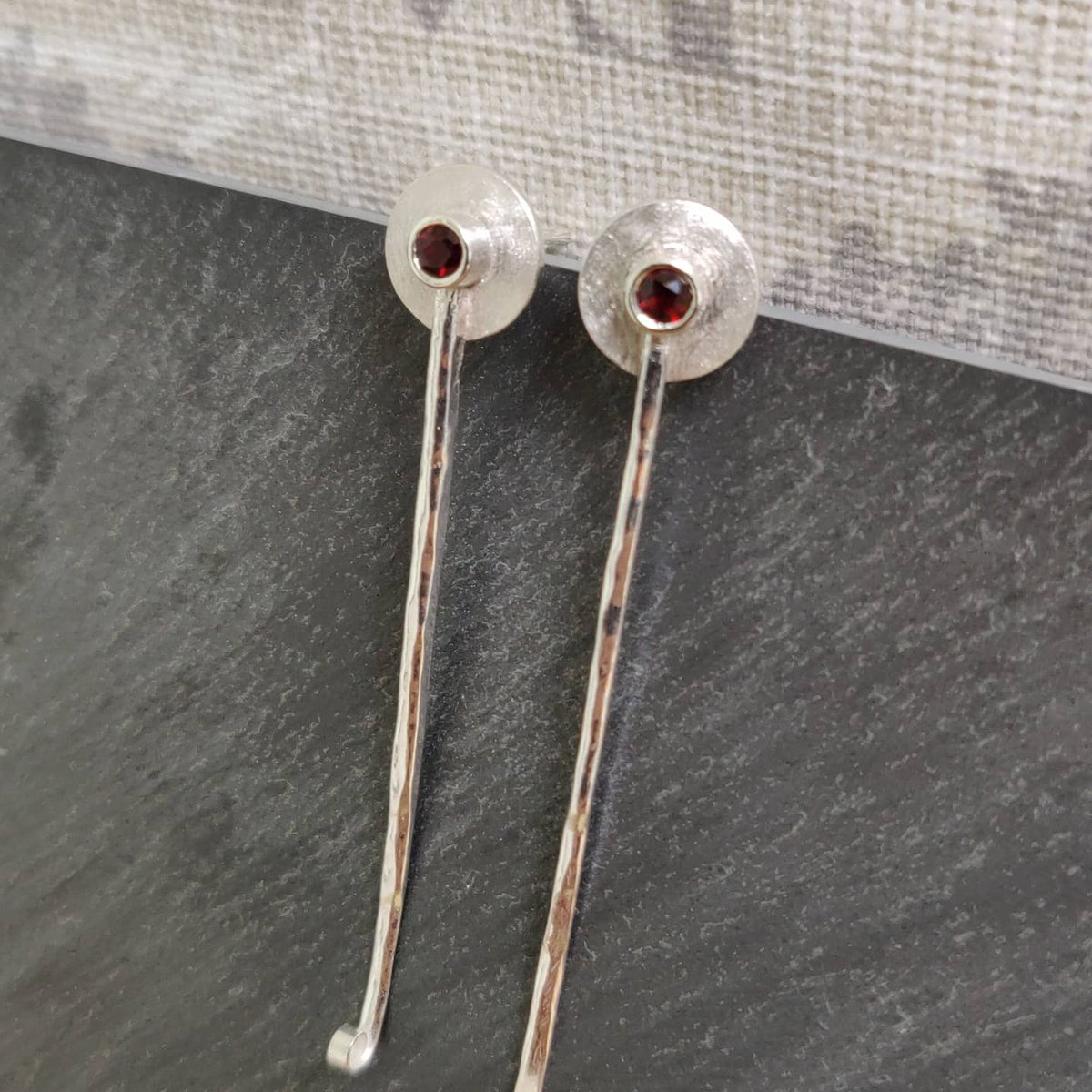 Contemporary garnet silver earrings 💎. See more of my creations at
etsy.com/uk/shop/TadMod… 😀
#garnetearrings #handmadegifts #HandmadeInUK #shoplocal #garnetjewellery #giftideas #giftsforher  #localbusiness #SaturdayMorning #shoppingonline #UniqueGifts