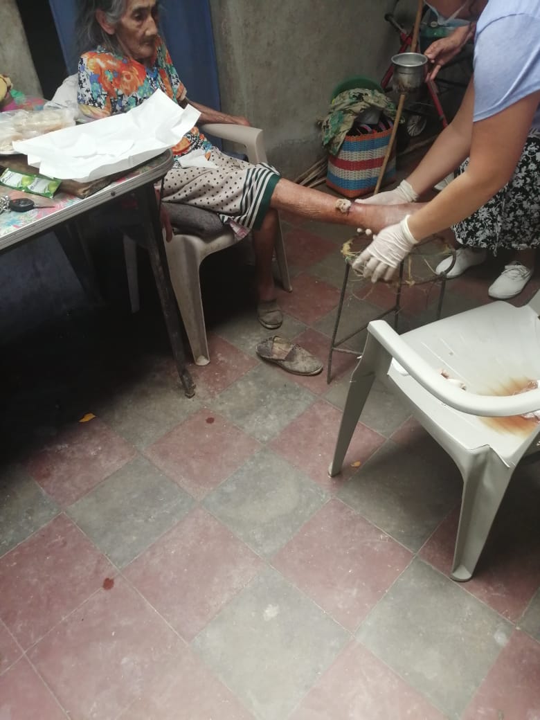 SanSoyapango's tweet photo. @SOYAPANGOalcald @SoyacitySV @tcsnoticias @Teleprensa33 @elnoticiero_6 @minsalud @JPAlvarezSV @isss_gob_sv URGENTE!! salvadoreña abandonada necesitando auxilio médico y alimentos en colonia san rafael de Soyapango. https://t.co/IM1DVCoReO