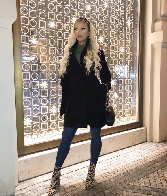 You know I can&rsquo;t go to the grocery store looking anything less than amazing. Jokes! I sat outside and