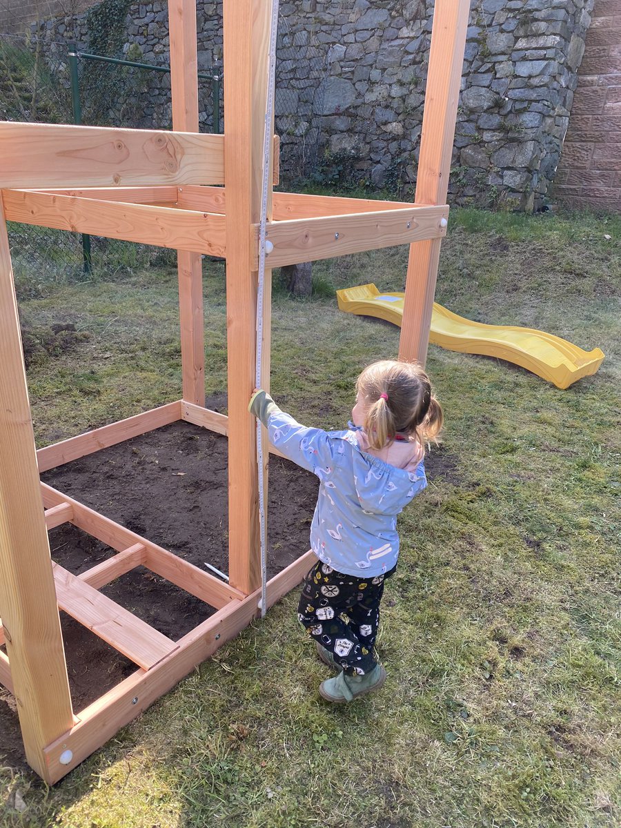 Papa baut mir meinen eigenen Spielplatz. Sieht schon ganz gut aus, aber besser ich kontrolliere alles ☝️