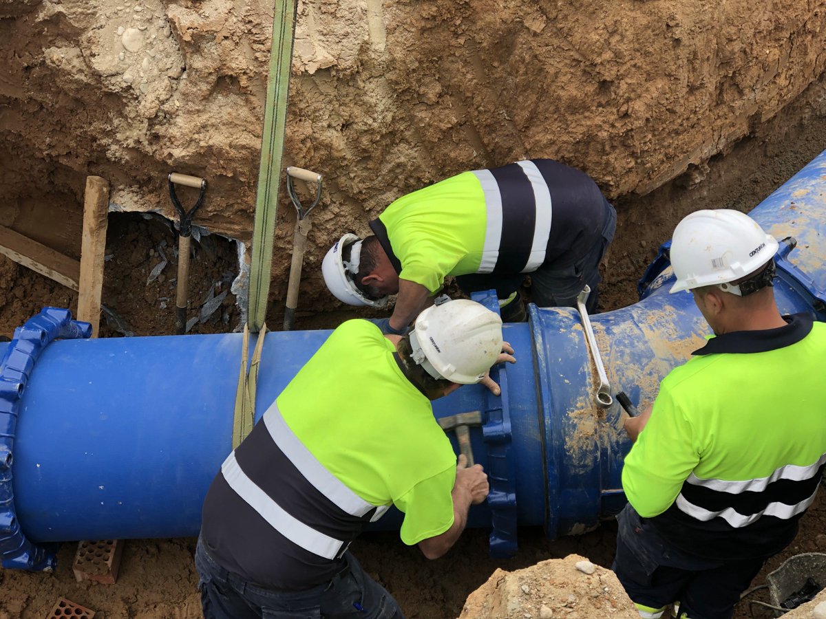 martiteres's tweet photo. Per tal que nosaltres puguem estar confinats, altres han de treballar per a què, per exemple, ens arribi l'aigua potable i funcioni el sanejament. Avui vull agrair l'esforç de tot l'equip d'Aigües de Girona, Salt i Sarrià en aquesta situació. #covid19 https://t.co/LMn0A2WDuU