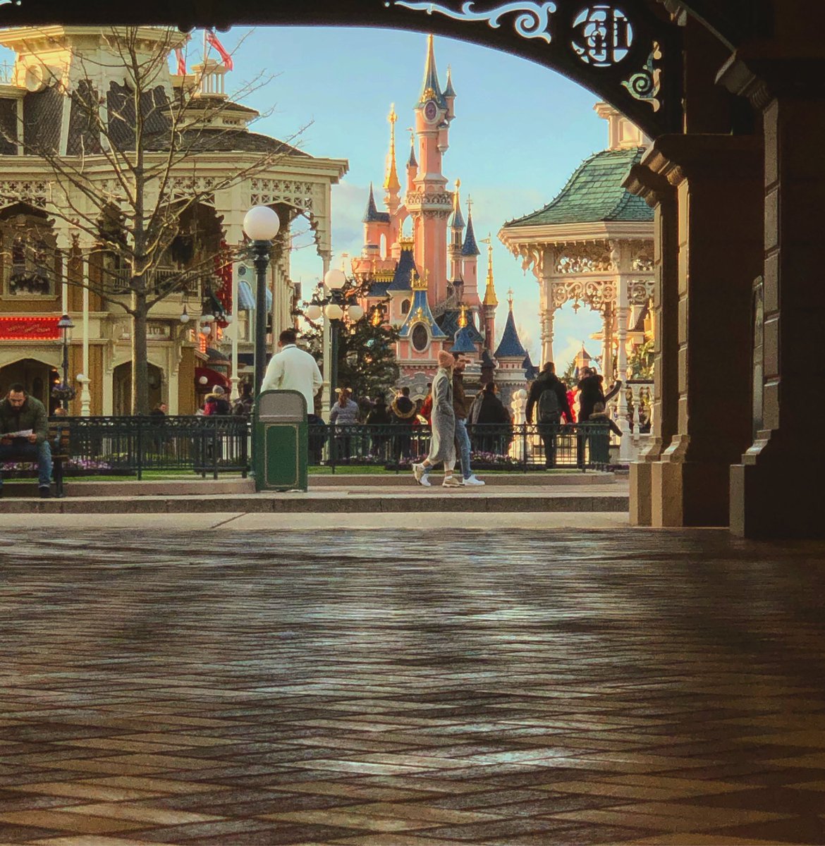 DisneyCentralDE's tweet photo. My last shot on the last day of DLP being open. Also my last visit to Disney as a Cast Member. 💔😢
Hope to see ya real soon, old friend! 😔
@disneylandparis #DisneylandParis #BuzzMember #DisneyCastLife #WeCast #DisneylandParisPA #ParcDisneyland #MainStreetUSA https://t.co/SsdZvtaoti
