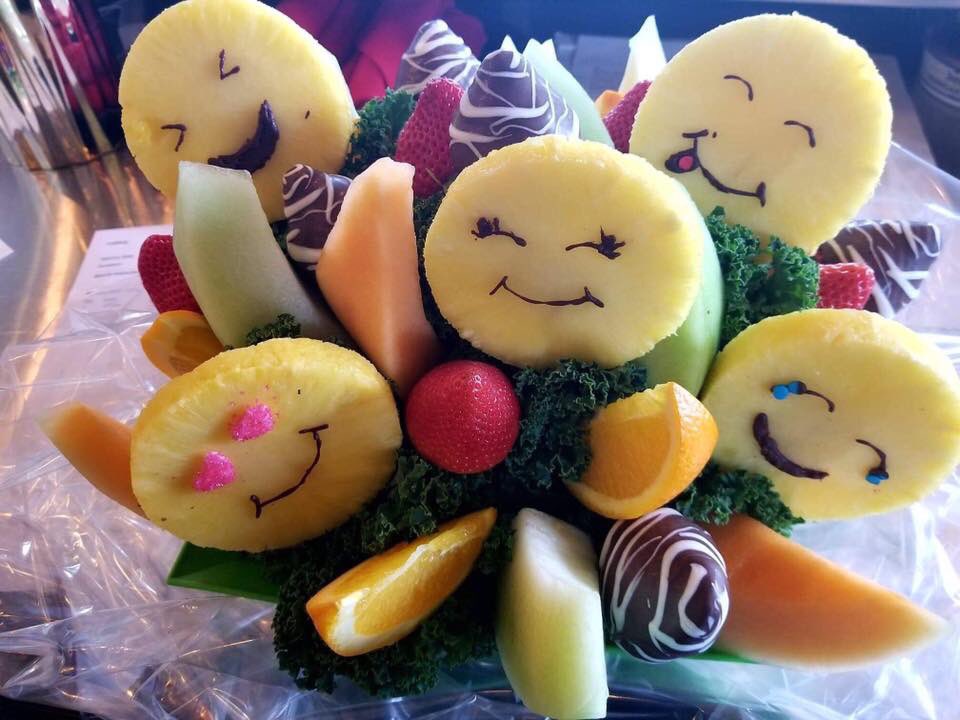DippedFresh1's tweet photo. SMILE!  You can send some positive vibes to friends, family or coworkers today!   Give us a call!  

#DippedFresh #chocolatecoveredstrawberries #chocolate #chocolatecoveredoreos #strawberries #valentinesday #cupcakes #candyapples #sweets #chocolatecoveredpretzels #dessert https://t.co/st9N22ALoD