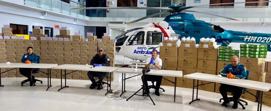 MiguelMedinatv's tweet photo. Gonzalo Castillo dispuso la entrega este sábado, a través de su empresa privada Aeroambulancia de una donación de 15,500 mascarillas N-19, 120,000 guantes y 80 trajes Bioseguridad, a la Policía Nacional y al hospital de esta entidad. https://t.co/VJvh7pfvFl