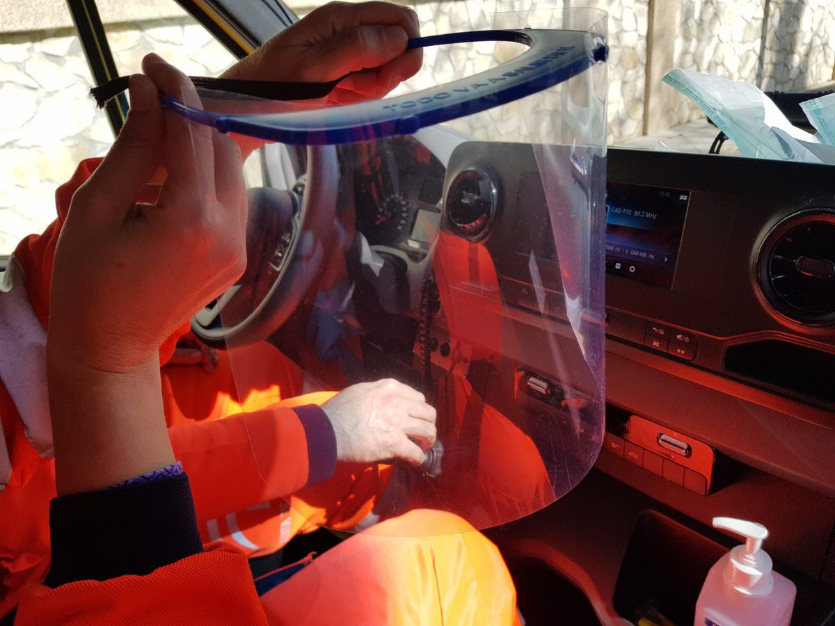 medicosgranada's tweet image. 🚑📢 Nos siguen llegando fotos de compañeros profesionales sanitarios con el material de protección que está proporcionando el Sindicato Médico de Granada , ésta de EPES-061. Muchas gracias a la colaboración de @Createc3D sin ellos este &quot;casi-milagro&quot; no habría llegado NUNCA.