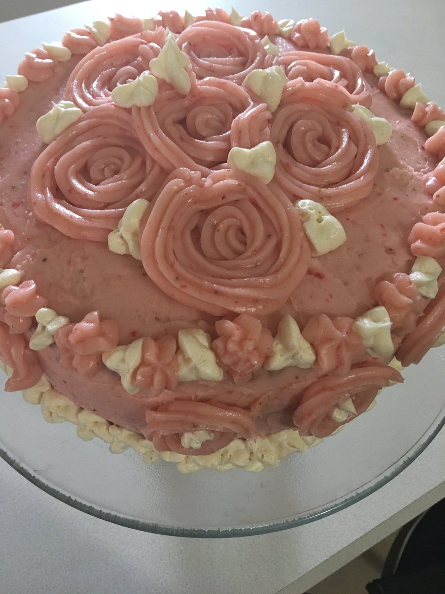 ElizabethAutry3's tweet photo. Milkshake’s Munchies has been busy today baking a 4 layer strawberry cake with strawberry and vanilla buttercream frosting 🍓 https://t.co/BrPzbww9BP