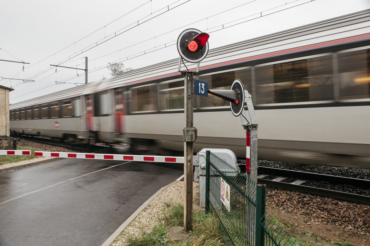 Or, une détection fiable est essentielle à la sécurité de l'exploitation ferroviaire.Elle est utilisée entre autres pour  Localiser les trains (pour les aiguilleurs) Espacer les trains Les Passages à Niveau Détecter les rails cassés Les Enclenchements Électriques