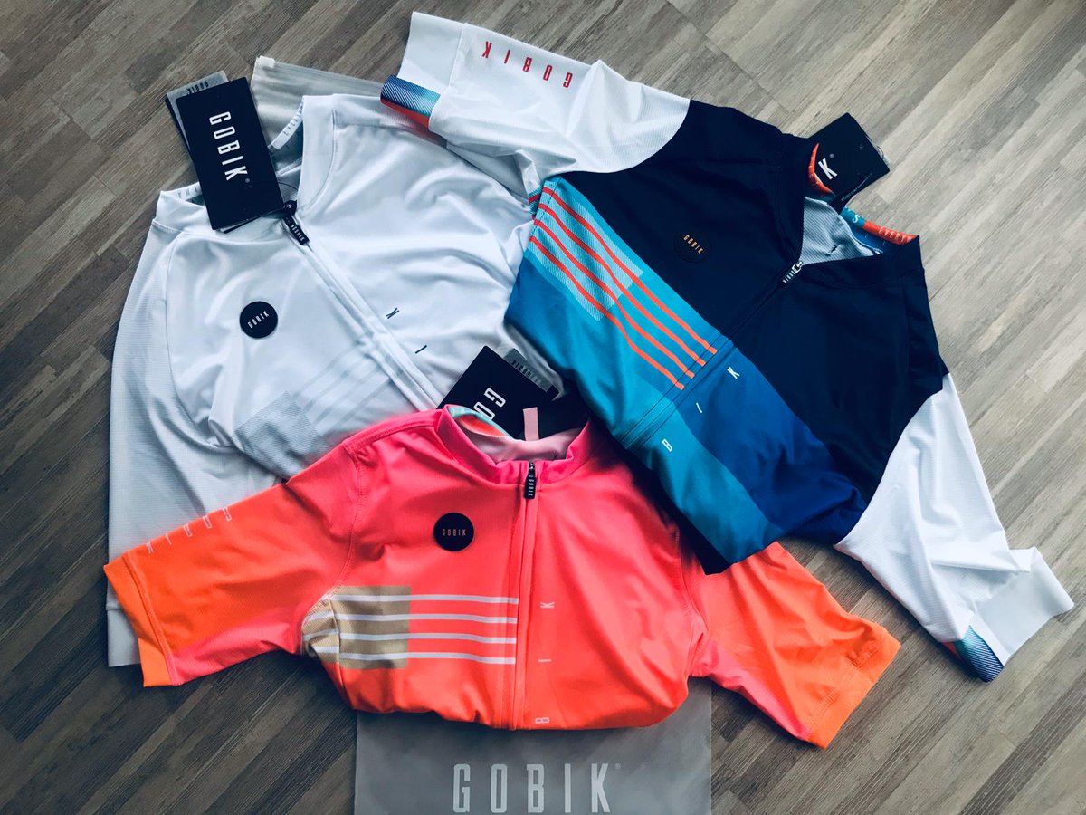 Pues ya están aquí. Para vosotros, ciclistas caseros. Disponibles en tienda on line para que lleves mejor hacer rodillo🏠

📍 Continúa con el ejercicio, apóyate en el rodillo
📍 Mantén Tunos hábitos diarios y pedalea  
📍Vístete pare ello, te hará involucrarte más y concentrarte.