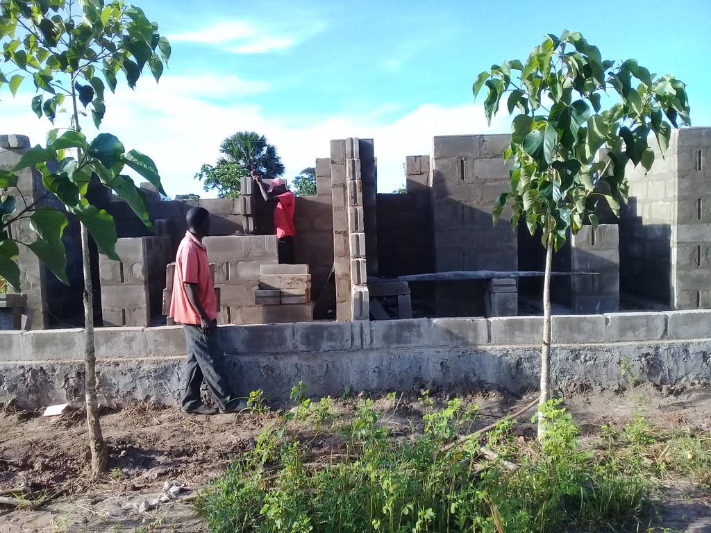 GalulaSospeter's tweet photo. Ujenzi wa choo shule ya msingi llangale kata ya masumbwe wilaya ya mbogwe mkoa wa Geita inajengwa kwa nguvu za wananchi jamii imetambua wajibu wake https://t.co/OwlX7LziAz