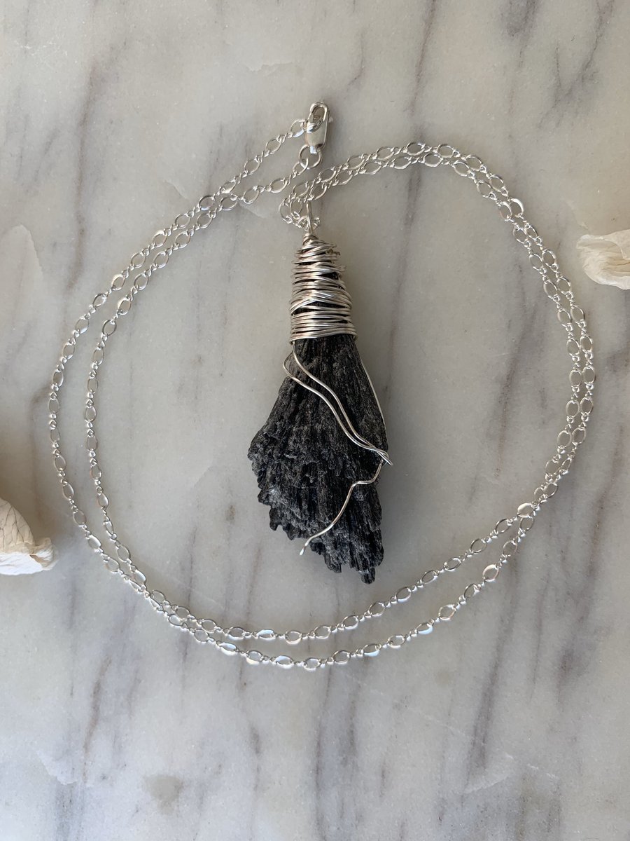 MerakiLotus's tweet photo. New black kyanite necklace in shop! 🖤
https://t.co/7ZH5fVsV1c
#protectyourenergy #kyanite #wrappedcrystals #blackkyanite #rootchakra #energyhealing #reiki #chakracleansing #stayhome #supportsmallbusiness #crystals #crystaljewelry #boho #necklaceoftheday #etsy #etsyjewelry https://t.co/vkuPHeGikc