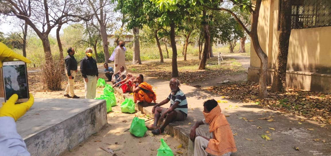 BCCLofficial's tweet photo. Under the able leadership of @RealPMPrasad1 CMD BCCL &amp; Sri Rakesh Kumar DT OP BCCL
Sri A.K Singh G.M(S&amp;R) BCCL &amp; Safety Dept BCCL raised funds through personal contribution towards purchase &amp; distribution of essential items to members of Tetulmari and Bera Leprosy Centre Dhanbad. https://t.co/kfNrODFTRL