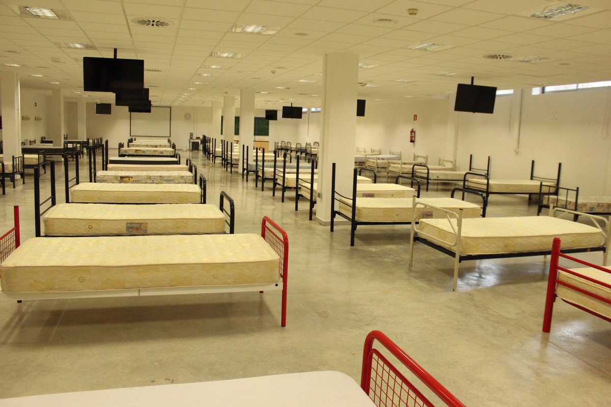 Continúa el acondicionamiento de la Facultad de Medicina como recurso sanitario

Tras la instalación de más de un centenar de camas por el <a href="/Sepei_Albacete/">SEPEI Albacete</a>, profesionales del Área de Atención Integrada se encuentran trabajando para poder prestar asistencia sanitaria.