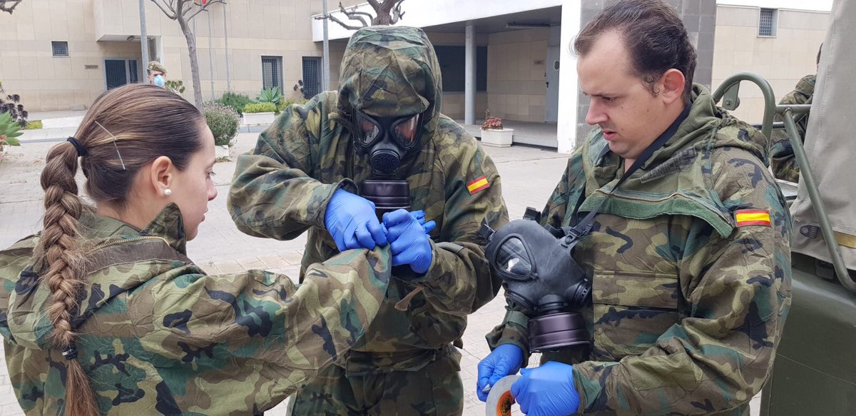 Defensagob's tweet photo. Hoy queremos destacar a los 2914 sanitarios militares que luchan contra el #COVID19 
Así mismo 3440 efectivos de las Fuerzas Armadas continúan con labores de desinfección, apoyo y mantenimiento de hospitales de campaña o el traslado de pacientes 
#EsteVirusLoParamosUnidos https://t.co/qnNUG6BS5b