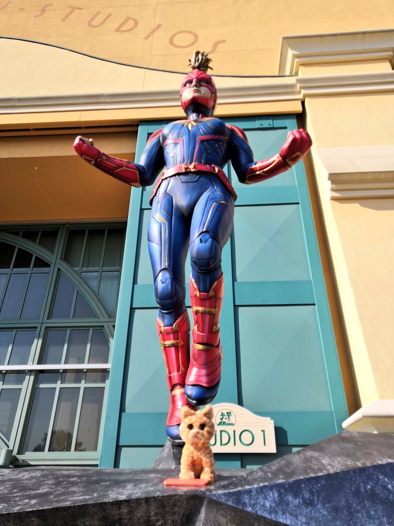 InsideDlpCastle's tweet photo. [SOUVENIRS] ✨

Une statue de Captain Marvel trônait devant l'entrée des Walt Disney Studios ✨🐱
#DisneylandParis #studiohero #CaptainMarvel https://t.co/jcI8PvYQtJ