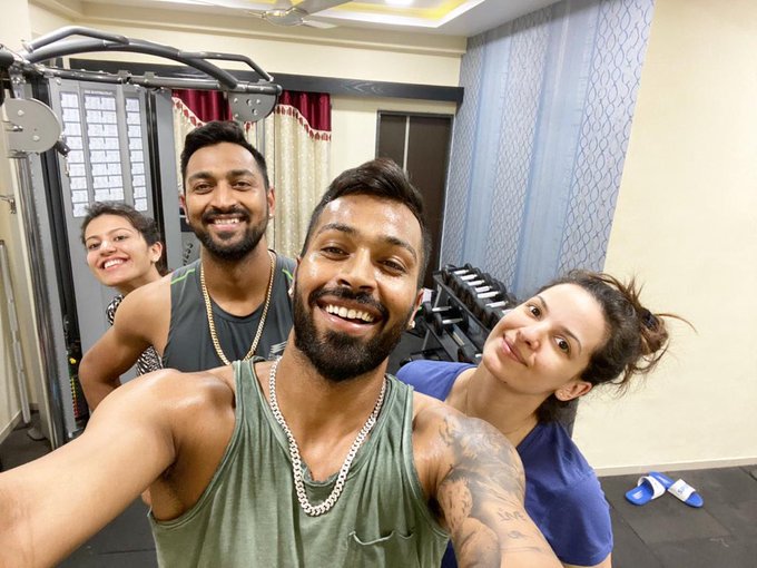 hardik pandya fun gym session with family and girl friend natasha satankovic|मंगेतर के साथ जिम में पसीना बहाते दिखे हार्दिक पंड्या, भाई-भाभी भी आए नजर – News18 हिंदी