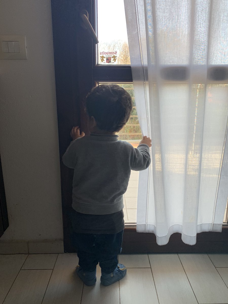 simonelisci's tweet photo. @GiuseppeConteIT avete ragionato su #cani #runners e #campionato ma dei bambini chiusi in casa, nessuno ha mai parlato. @MinisteroSalute @Quirinale #COVOD19 #quarantena https://t.co/cwueHzxlKx