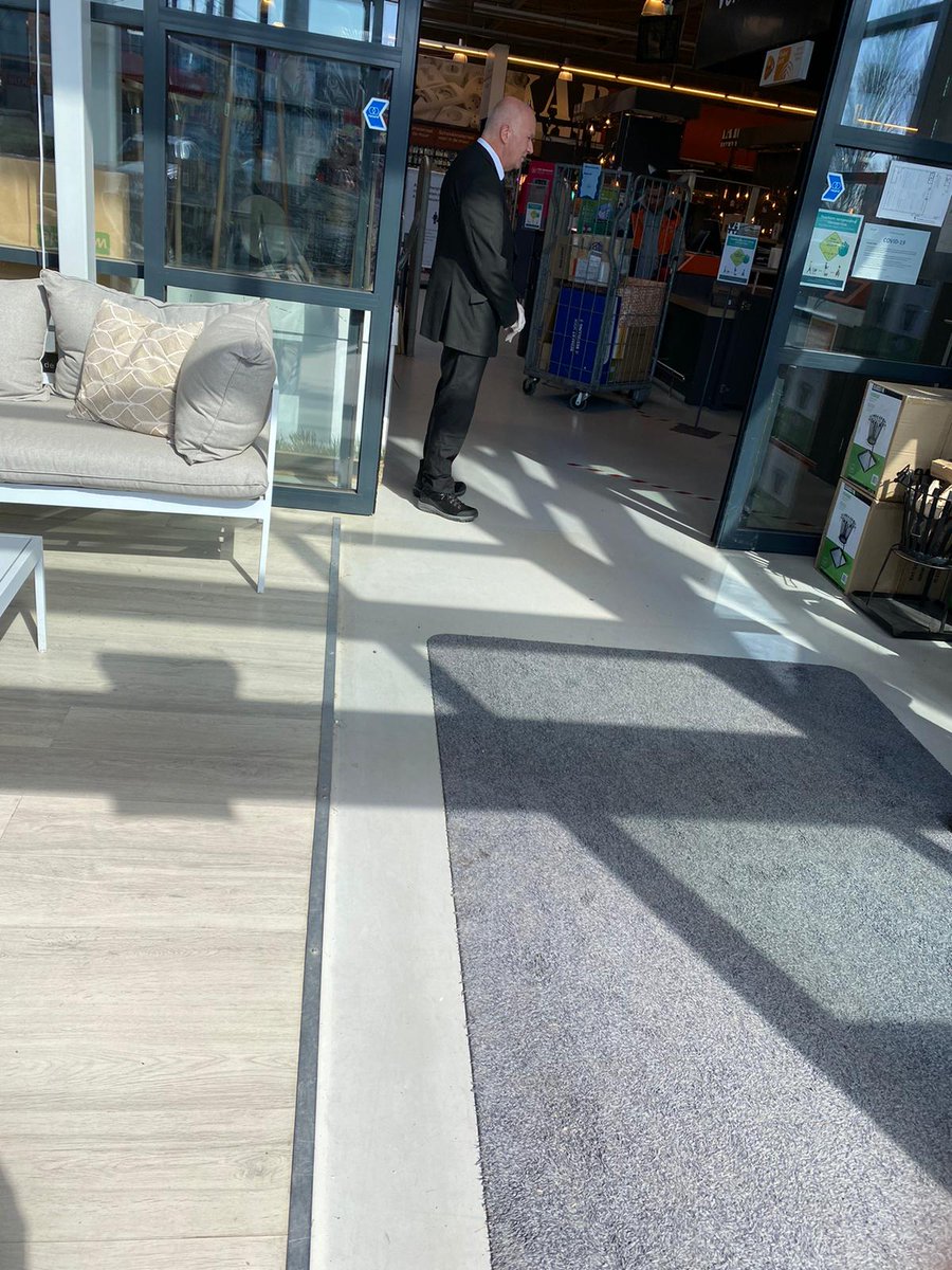 micheldonkers's tweet photo. Zou de filiaal manager van @KARWEI zijn overleden? O wacht het is iemand van de beveiliging🤔 #blijfinuwkot #bouwmarkt #hoedan https://t.co/KD4jREbQ4o