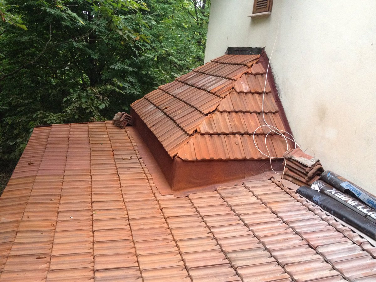 sareyapi's tweet photo. Çatı Kiremit Kaplama Yapımı II.2016/ Düzce
•

#roof #roofing #roofer #roofrepair #roofinglife #kiremit #kılıçoğlu #restorasyon #bakır 
#shingleroof #konutçatıları
#homeimprovement 
#copper #roofgutter #çatıömrü #konutçatıları #tile #tileroof #membran #sincap https://t.co/qnanAY1oq1