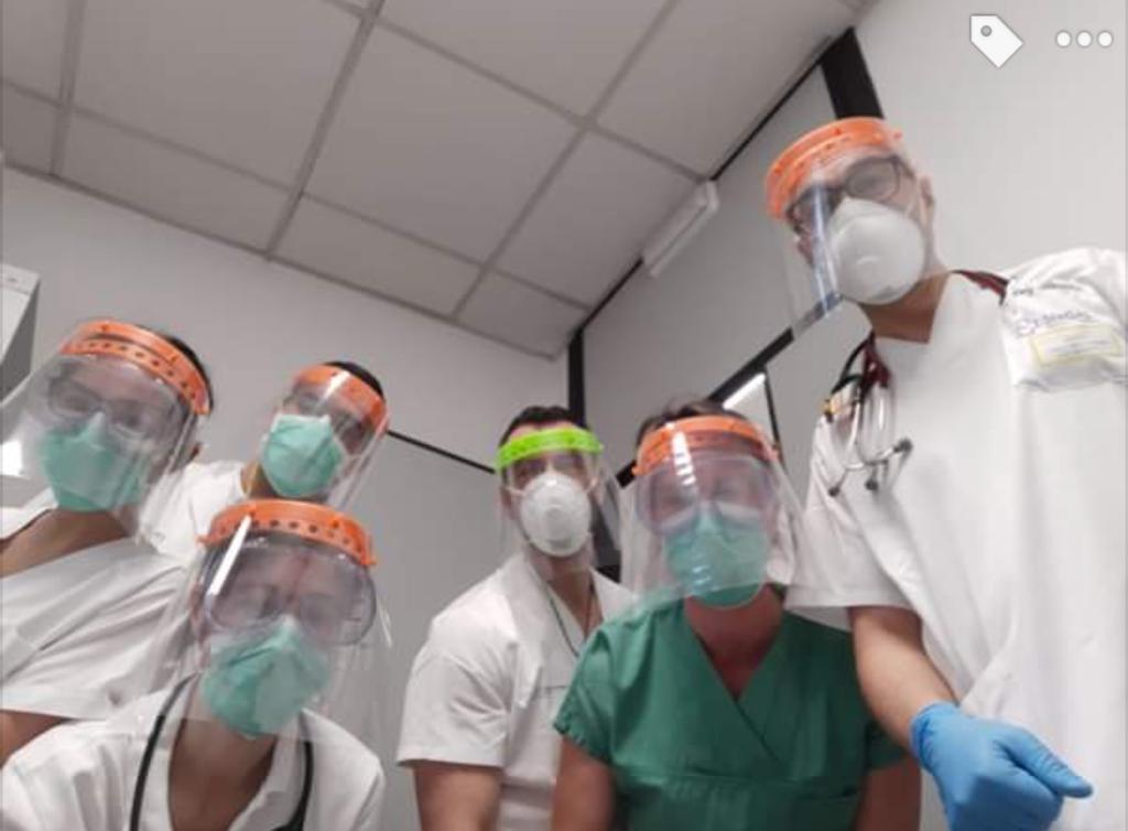 ColegioApostol's tweet image. Con las impresoras 3D, un grupo de voluntarios hace la parte de la máscara que se ajusta a la cabeza.