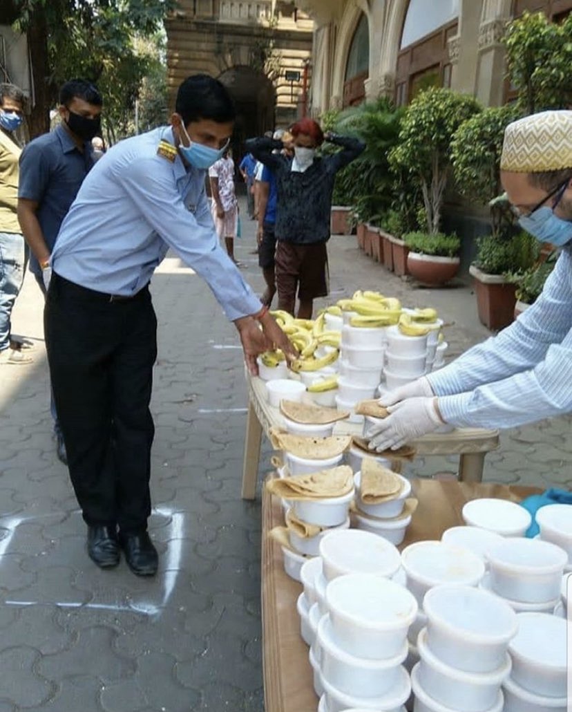 MFuturewala's tweet image. Food distribution by Dawoodi Bohra at Badri Mahal, Fort. #Mumbai We all can contribute in our own ways...