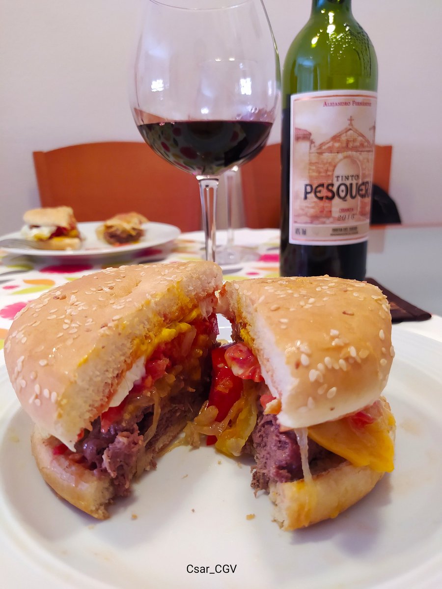 Csar_CGV's tweet photo. Puesto que #comoloquecazo y #yomequedoencasa: hoy #hamburguesa de #corza 🍔🦌 #roedeer #burger. https://t.co/c9HF4hnwGi
