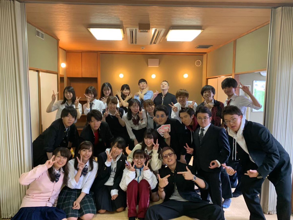 HESS55058915's tweet photo. 【スキット】
スキットでは、班のみんなで楽しく英語劇をします！💁‍♀️プレパ期間には劇の練習以外にもスポッチャに行ったり、花火をしたりと楽しいイベントがたくさんあります！😊✨大学生活に不安がある新入生も、スキットに参加すれば年齢学部関係なく友達が出来ること間違いなし！🌟 https://t.co/ofdpmJQ5fx