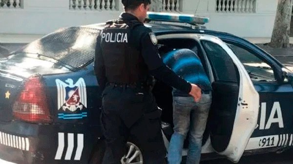 Actualizamos: Qué dice el artículo 205 del Código Penal que se la aplica a los infractores del aislamiento https://t.co/QORXEmSEly https://t.co/Caolp2PxOD