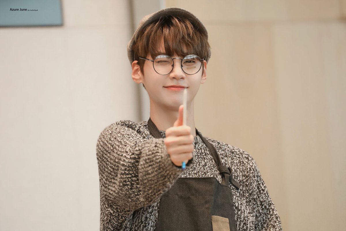 IDOL_GLASSES_S's tweet photo. 60. 이진혁

"안경박제가 시급하고요 사진은 드릴 수 없지만 좆경도 말도 안되게 소화합니다."

3번째 사진 심쿵ㅠㅠ https://t.co/puKiPQaCBS
