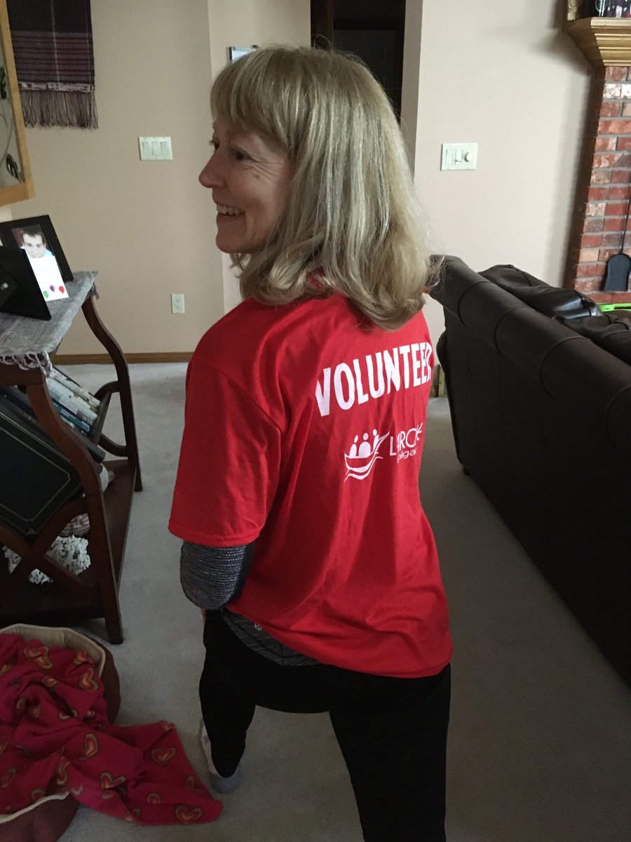 HillaineM's tweet photo. Stretching in preparation. Meant to volunteer but now running in support of #virtualrunforlarche #rogersinsurancerunforlarche https://t.co/J0EDkEJ2Ng