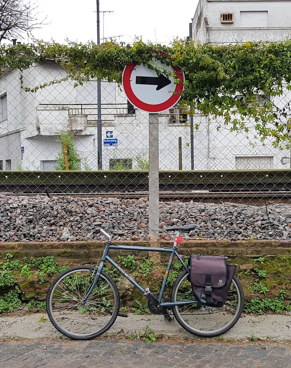 bicivilizados's tweet photo. ¿Seguimos con este juego? que a esto le falta todavía.
¿Extrañan mucho pedalear? Suban una foto con su bici o de su bicicleta.
Esta es en Buenos Aires en otoño hace unos años.
Usemos este #hastag
#ciclistasencuarentena
#melanco #coronavirus https://t.co/I75Zu5KDIq