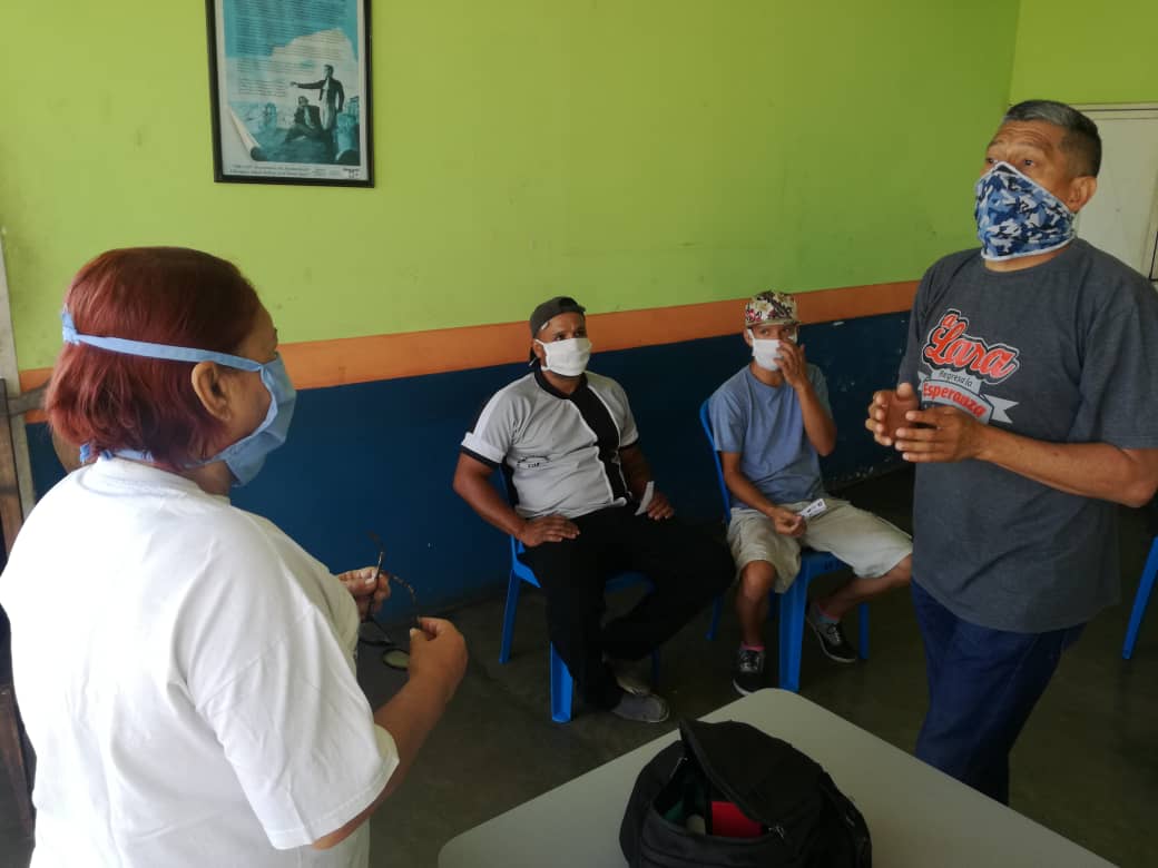 IaspPalavecino's tweet photo. #Emterate  2 ciudadanos fueron detenidos  por circular de manera irresponsable, no portando las medidas preventivas correspondientes, se les brindó charla sobre el coronavirus y las medidas preventivas, entregando,tapabocas, jabón en la unidad de bomberos.
#CODVID19 
#Palavecino https://t.co/pEN3bSlHtB