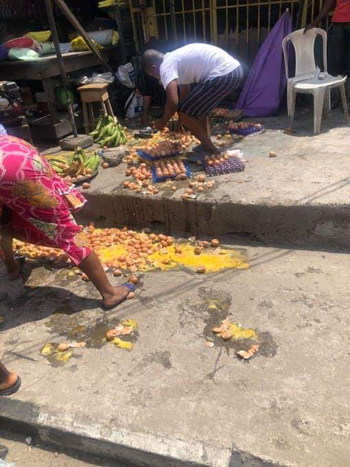 fiolorunsho's tweet photo. Your excellency @jidesanwoolu 
Our overzealous security forces destroying foodstuffs in Obalende market. 
Is foodstuff not an essential commodity again? https://t.co/LPn6nUgz1H