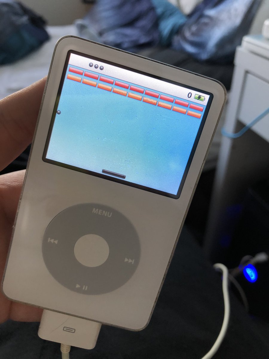 kevrinek's tweet photo. Playing brick 🧱 what els to do xD #ipod #apple #ipod5thgen https://t.co/GnQiYPqo42