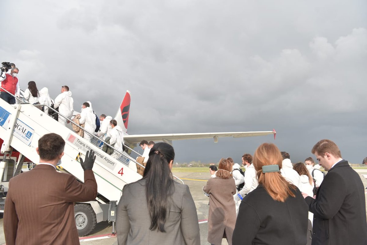 È appena decollato il ✈ che porterà in 🇮🇹 30 medici e infermieri albanesi per offrire il loro contributo nelle aree italiane più colpite dal #coronavirus.
Grazie al Governo 🇦🇱 per questo gesto di solidarietà e vicinanza! 👩‍⚕️👨‍⚕️
#unitisempre  🇮🇹🇦🇱