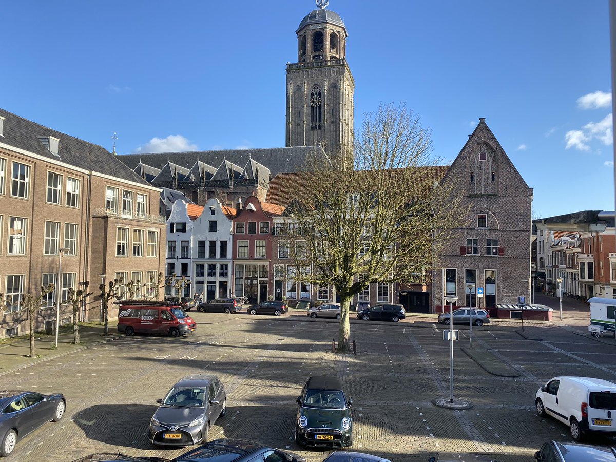 NicoleRave's tweet photo. Wederom is de #NieuweMarkt in #Deventer voor de tweede week voor het overgrote deel leeg. #COVID19 #blijfthuis #StayAtHomeAndStaySafe @markrutte @hugodejonge #houdafstand #Deventer https://t.co/2GheMzO1WI