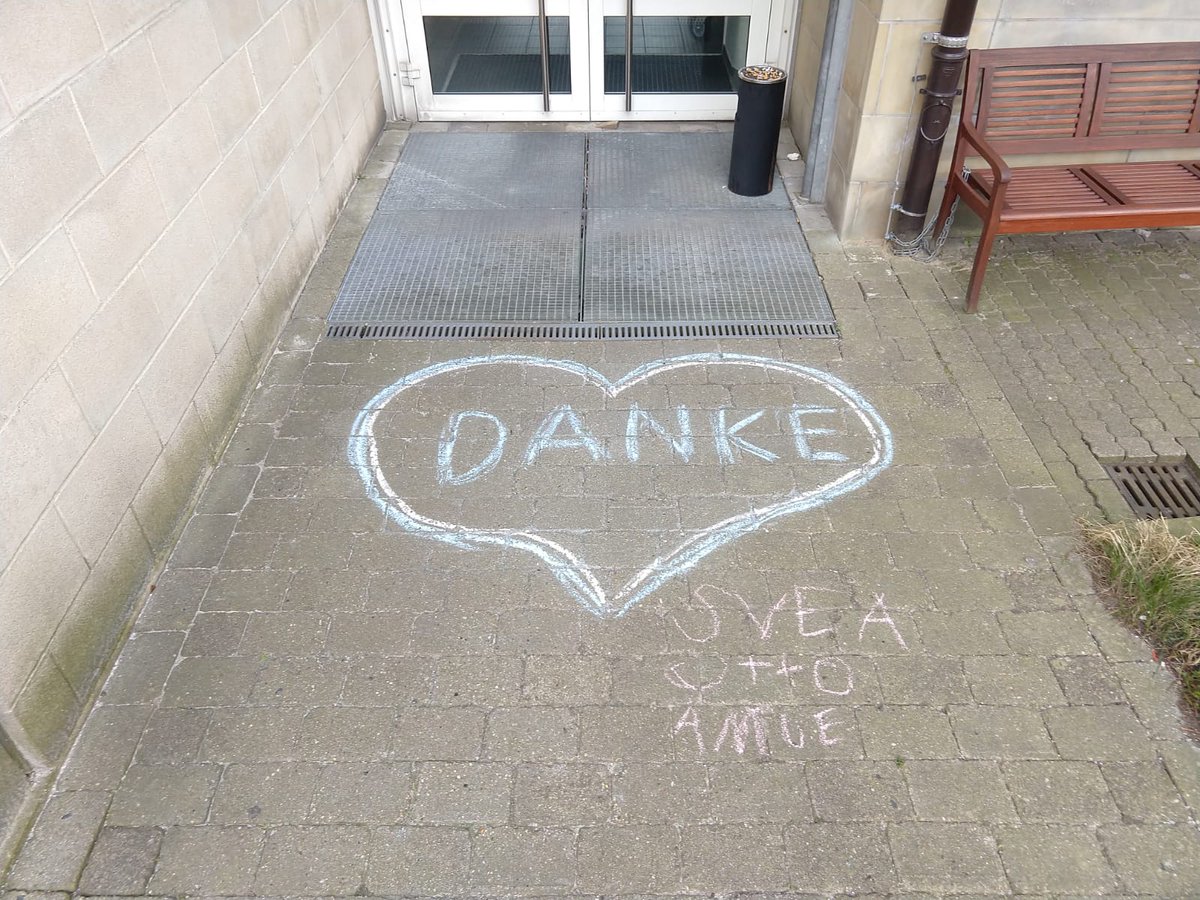 Hinter dieser Tür sind wir vom Stab und von der Verwaltung gemeinsam seit zwei Wochen dabei, alle Steinburgerinnen und Steinburger so gut wie möglich auf die kommende Zeit vorzubereiten.

Da bedeutet so ein kleines Zeichen für uns sehr viel.😊

Gemeinsam schaffen wir es! 💪