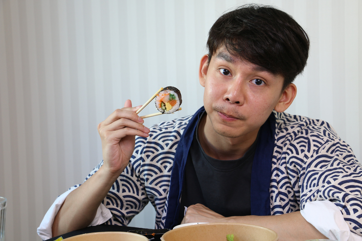 สั่งออนไลน์  HAPPY Sashimi &amp; Sushi Set มากิน 699 บาท ได้ มากิ ไข่หวาน แตงกวา ปูอัด อโวคาโด้ ทูน่า แซลมอน ยำสาหร่าย,แซลมอนทูน่านิกิริ แซลมอนทูน่าซาชิมิ  ปาไป สี่สิบกว่า ชิ้น 
ปลาก็สดอยู่ ของค่อนข้างชิ้นใหญ่ ข้าวเยอะ กินสัก 4  คน กำลังดี
th.readme.me/p/31886 <-- ดูรีวิวได้ที่นี่