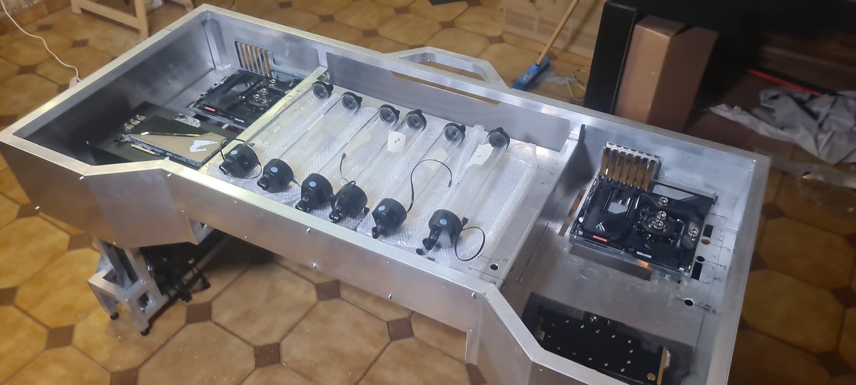 BureauDuGeek's tweet photo. Biiiim deuxième support terminé, la suite sur logiciel pour préparer les plans des passes cloisons pour le cable management !
#deskmod #gaming #hardware #modding #battlestation #buildpc #setuppc https://t.co/HG1XvaW959