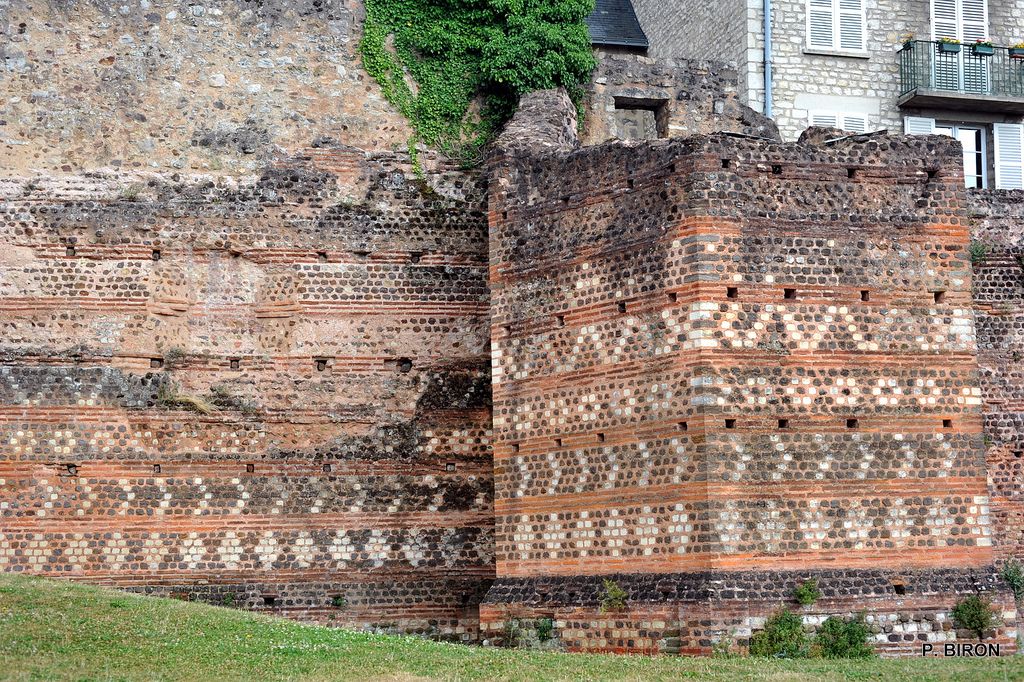 Flanerie_art's tweet image. L&apos;enceinte gallo-romaine de la ville du Mans #Sarthe 

Elle a été édifiée à la fin du IIIe siècle sous Dioclétien. Très bien conservée sur environ 500 mètres elle présente de belles ornementations géométriques. Elle est classée depuis 1862.