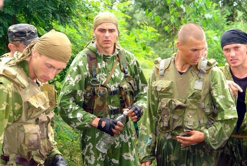 Sdelano_yccp's tweet photo. この画像、恐らくウクライナ軍とかなんだけど真ん中の人どっからどう見ても中国の91式リグみたいなの使ってない？？？ https://t.co/xdpWzeZePG