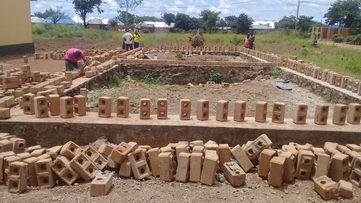 Lmbigule's tweet photo. Wananchi wa kijiji cha Shinyanga 'A'Wilayani Mbogwe wahamasika sana kujenga madarasa ya S/M.kasandalala baada ya serikali kutoa milioni sitini kwa ujenzi wa madarasa 3 na ofisi ambayo sasa yamekamilika.@ClubMagufuli @TAMISEMI2015 .Hongera sana. https://t.co/fo6oGPdj32